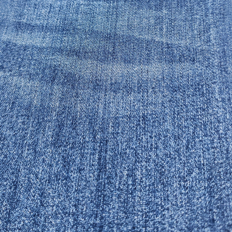 How can tailoring techniques be used to optimize the leg-lengthening effect of women's jeans?